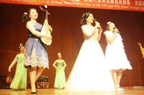 中国侨网Peggy Chen和 Allison Lucks演唱《雪绒花》，何心怡琵琶伴奏。(美国《侨报》/林菁 摄）