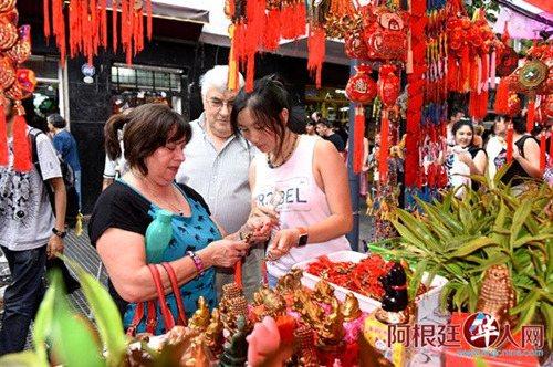 中国侨网2016年布市中国城庙会场景。(阿根廷华人网资料图)