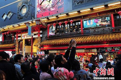 中国侨网日本侨胞喜迎春节，横滨中华街沿街商家生意红火。王健 摄