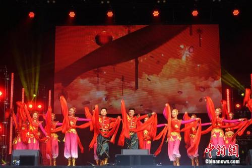 中国侨网开场歌舞《欢天喜地》。 中新社记者 付强 摄