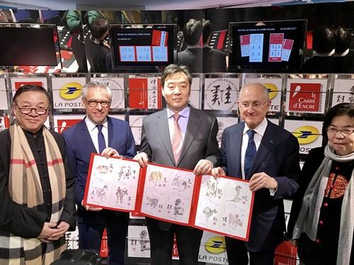 中国侨网当天的中国鸡年生肖邮票首发签售仪式上,中国驻法大使翟隽(左3)、法国邮政总局总裁瓦尔(右2)、法国邮政总局邮票事务负责人利夫基茨(左2)、华裔艺术家及邮票设计师李中耀(左1)和夫人李晓红(右1)博士出席了当天的首发式。(法国《欧洲时报》/张新 摄)