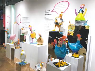 中国侨网图为美国南加州“琉璃工房”艺廊里展出鸡年特色作品。廖政军摄