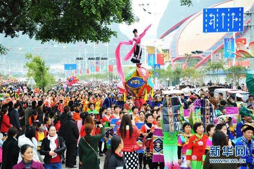 中国侨网2月3日,民俗巡游队伍在广西靖西市街头巡游。当日是立春,各地开展精彩纷呈的民俗活动,热热闹闹迎立春。 新华社发(赵京武 摄)