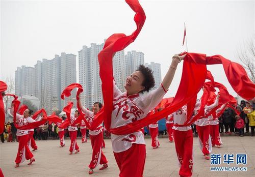 中国侨网2月3日，在山东省临沂市银雀山街道，社区秧歌队在进行表演。当日是立春，各地开展精彩纷呈的民俗活动，热热闹闹迎立春。 新华社发（许传宝 摄）