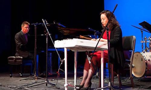 中国侨网刘月宁与美国爵士钢琴音乐家胡健良演绎《瑶族舞曲》。