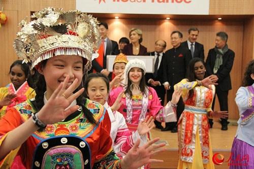中国侨网中文学校学生演唱中文歌曲为招待会增添了欢快气氛。(李永群 摄)
