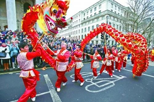 中国侨网英国伦敦，华人及当地民众庆祝中国农历春节。(光明日报资料图)