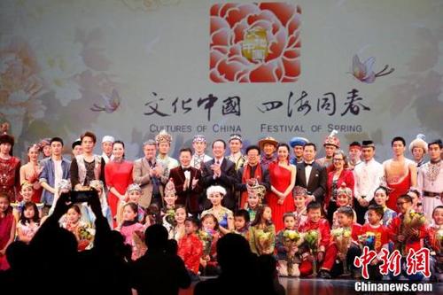 中国侨网当地时间2月3日,“四海同春”北美团演职员谢幕后与中国驻芝加哥总领事洪磊等合影。当晚,由中国国务院侨务办公室派出的“文化中国·四海同春”北美团,在美国堪萨斯城举行春节北美慰侨访演的首场表演,演出用中国民族歌舞为当地华侨华人送去新春佳节的祝福与问候。该团将在美国和加拿大的7个城市演出。中新社记者 廖攀 摄