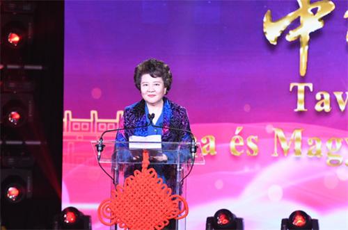中国侨网2月3日,由中国国务院侨务办公室主办、匈牙利华星艺术团承办的“文化中国·四海同春”中匈手拉手大型新春电视文艺晚会于匈牙利首都布达佩斯MOM剧院成功举行。图为中国国务院侨务办公室主任裘援平致辞,她代表中国人民、中国国务院侨务办公室给旅居匈牙利的华侨华人和匈牙利各界朋友拜年,祝大家身体健康,阖家幸福,新年大吉大利!