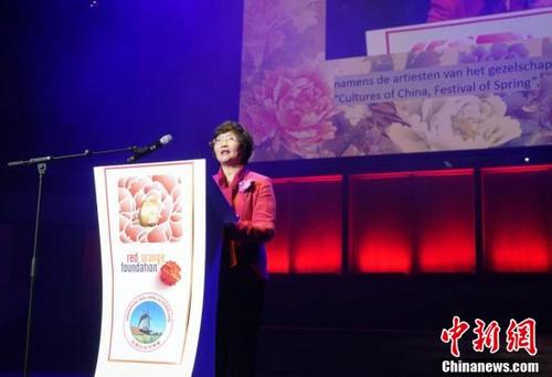 中国侨网时值中荷两国建立大使级外交关系45周年,“文化中国·四海同春”于2月4日晚亮相荷兰乌特勒支,来自中国的传统文化精粹吸引了众多当地观众。图为国务院侨办副主任王晓萍致辞。中新社记者 付强 摄