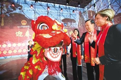 中国侨网1月28日,“欢乐春节”特色舞狮游行、文艺演出在意大利罗马市中心举行,吸引数万市民、游客观看。图为中国驻意大利大使李瑞宇(右二)、罗马市长拉吉(右三)与意大利文化部副部长比安琪(右一)等共同为舞狮“点睛”。新华社记者 金宇 摄