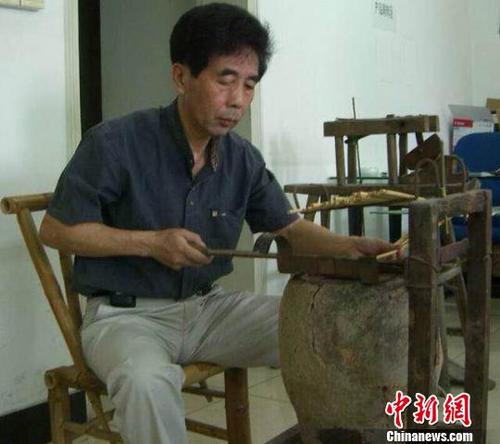 中国侨网王连道制作天竺筷。　王旭琼　摄