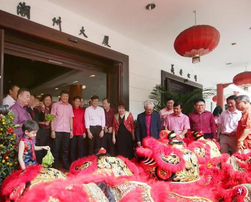 中国侨网黄志明（左六）、郭明忠（左七）、张思乐（左八）和众理事一同观赏八头瑞狮迎宾献演。（新加坡《联合早报》/梁伟康 摄）