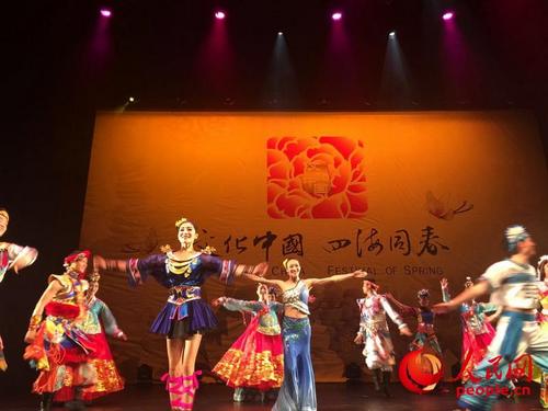 中国侨网“文化中国·四海同春”艺术团赴大洋洲慰侨访演5日在新西兰最大城市奥克兰拉开帷幕,来自中国的艺术家们联手新西兰华星艺术团带来歌、舞、杂技、民乐、变脸等精彩演出。记者 王尧摄 来源:人民网