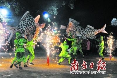 中国侨网汕头市南澳县“游神赛会”舞鱼表演。 林文杰 摄