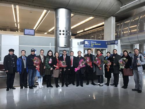 中国侨网侨界代表赴机场迎接演出团一行。（法国《欧洲时报》/刘勇 摄）