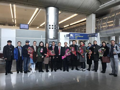 中国侨网侨界代表赴机场迎接演出团一行。(法国《欧洲时报》/刘勇 摄)