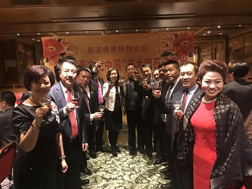 中国侨网旅法侨领举杯欢迎艺术团。李国红团长(中)等携华侨华人会、欧洲时报代表向旅法华侨华人拜年。(法国《欧洲时报》/刘勇 摄)