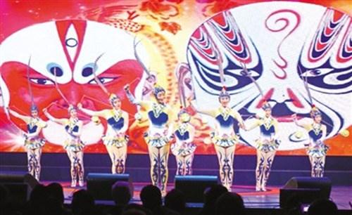 中国侨网杂技《俏花旦—集体空竹》(本报记者 严瑜 摄)