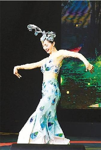 中国侨网独舞《吉祥孔雀》(新华社记者 张立云 摄)