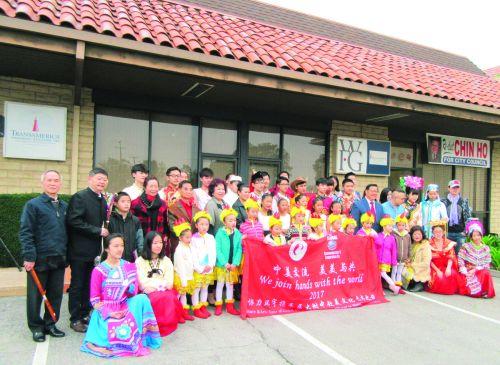 中国侨网“希望在青年”新春联谊会在圣盖博市市长廖钦和竞选办公室外举行。(美国《侨报》/翁羽 摄)