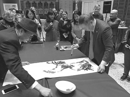 中国侨网李庚现场才艺展示,绘制“鸡年大吉”图。(林卫光 摄)