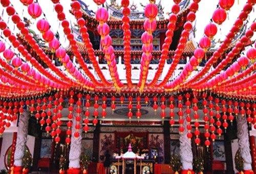 中国侨网马来西亚吉隆坡天后庙挂起红灯笼庆祝鸡年春节。（新华社发）