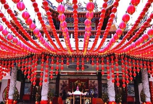 中国侨网马来西亚吉隆坡天后庙挂起红灯笼庆祝鸡年春节。(新华社发)