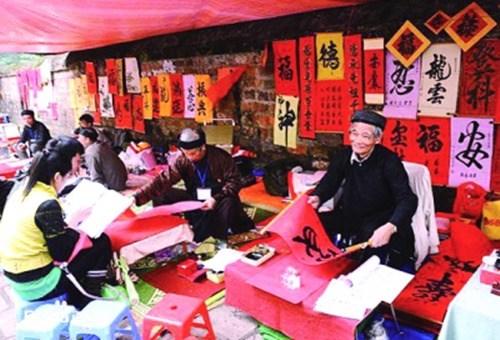 中国侨网越南河内民众选购对联及汉字字帖。(资料图)