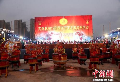 中国侨网图为广西宾阳炮龙节“百龙舞宾州”活动现场。　杨志雄　摄