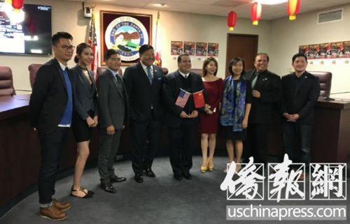 中国侨网姜建亨（左四）和艾尔蒙地市政府官员在新闻发布会上一起合影。（美国《侨报》/高睿 摄）