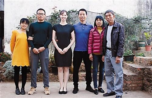 中国侨网洋媳妇与家人合影(受访者供图)