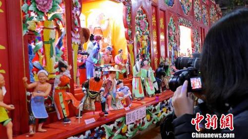 中国侨网当地民众到祠堂内观赏翁仔灯。 陈启任 摄