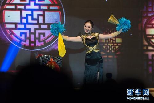 中国侨网2月6日，在印度尼西亚首都雅加达，来自中国东方歌舞团的魔术演员曲蕾进行魔术表演。当日，由中国海外交流协会组派的“文化中国·四海同春”亚洲团在雅加达进行春节访问演出。 新华社记者杜宇摄