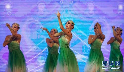 中国侨网2月6日，在印度尼西亚首都雅加达，来自中国东方歌舞团的青年演员表演中国传统舞蹈《茉莉花开》。当日，由中国海外交流协会组派的“文化中国·四海同春”亚洲团在雅加达进行春节访问演出。 新华社记者杜宇摄