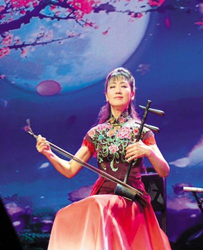 中国侨网图为中国广播艺术团演奏家姜克美的京胡独奏《夜深沉》。(严瑜 摄)