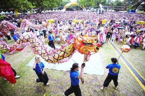中国侨网2月4日,2017年阿根廷布宜诺斯艾利斯“欢乐春节”庙会在该市阿根廷国家公园广场举办。