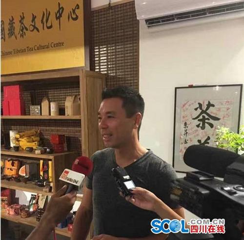 中国侨网毛里求斯中国藏茶文化中心负责人杰克接受媒体采访，介绍中心的情况和未来发展打算。