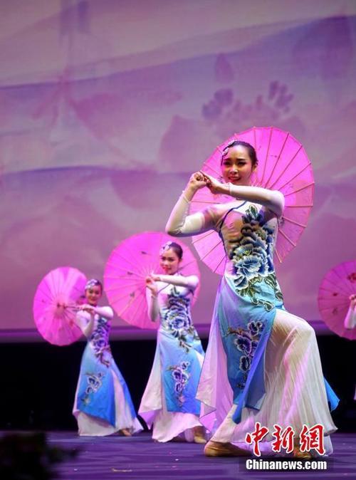 中国侨网当地时间2月9日晚,“文化中国·四海同春”唱响西班牙巴塞罗那,精彩纷呈的表演令人目不暇接。图为现场合影。中新社记者 付强 摄