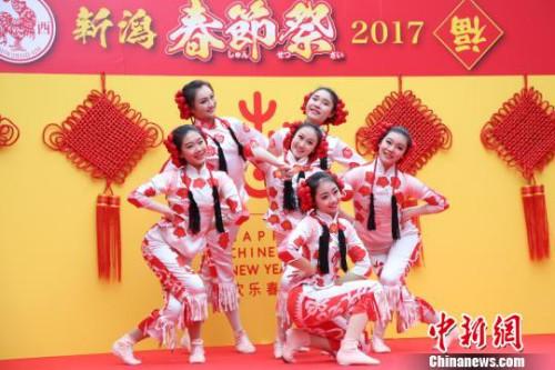 中国侨网图为精彩的民族舞蹈表演《剪纸姑娘》。　尹法根 摄