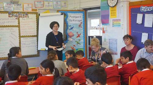 中国侨网朱广琴在英国小学上公开课。(朱广琴/供图)