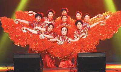 中国侨网图为在“亲情中华”蒙特卡蒂尼泰尔梅站的演出中，意大利侨胞表演舞蹈《祖国颂》。严 瑜摄