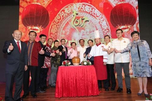 中国侨网冯志农（左六）和众嘉宾为福州名菜—佛跳墙“开盅”。(马来西亚《星洲日报》资料图)