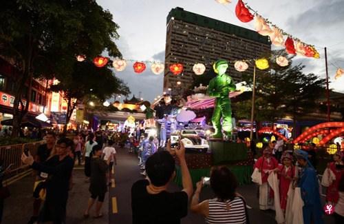 中国侨网首次在牛车水举行的妆艺夜间嘉年华，吸引了约3万人参与。（新加坡《联合早报》/陈渊庄 摄）