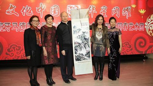 中国侨网张永文向马德里华星艺术团赠送纪念品。(法国《欧洲时报》/黄冠杰 摄)
