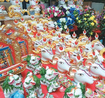 中国侨网图为年货市场一角。(袁泉 摄)