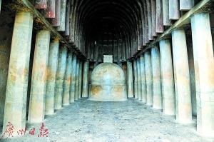 中国侨网印度巴贾石窟第12窟，窟内列柱为素面八角形柱。与南越王宫遗址中所见八角柱风格相近。