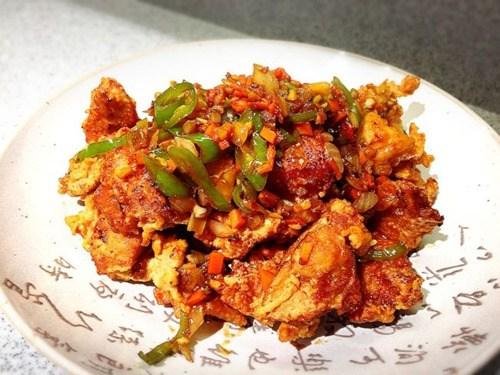 中国侨网干烹鸡(资料图:美国《世界日报》)