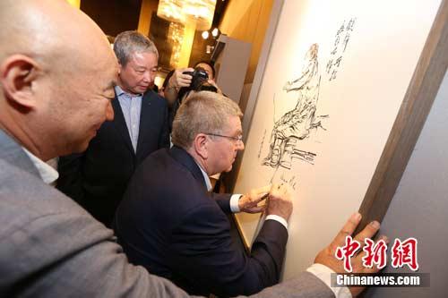 中国侨网国际奥委会主席巴赫参观范扬体育作品展并在展品上签字 范扬提供