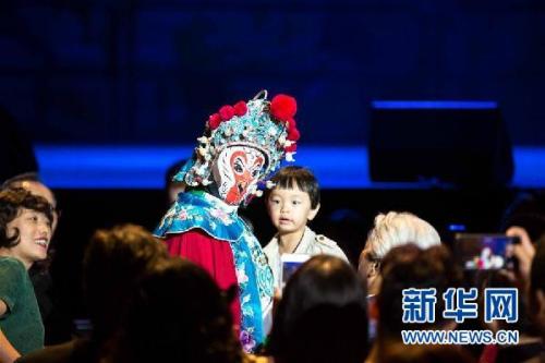 中国侨网2月15日，在澳大利亚阿德莱德，变脸演员与观众互动。新华社发（王晓童摄）